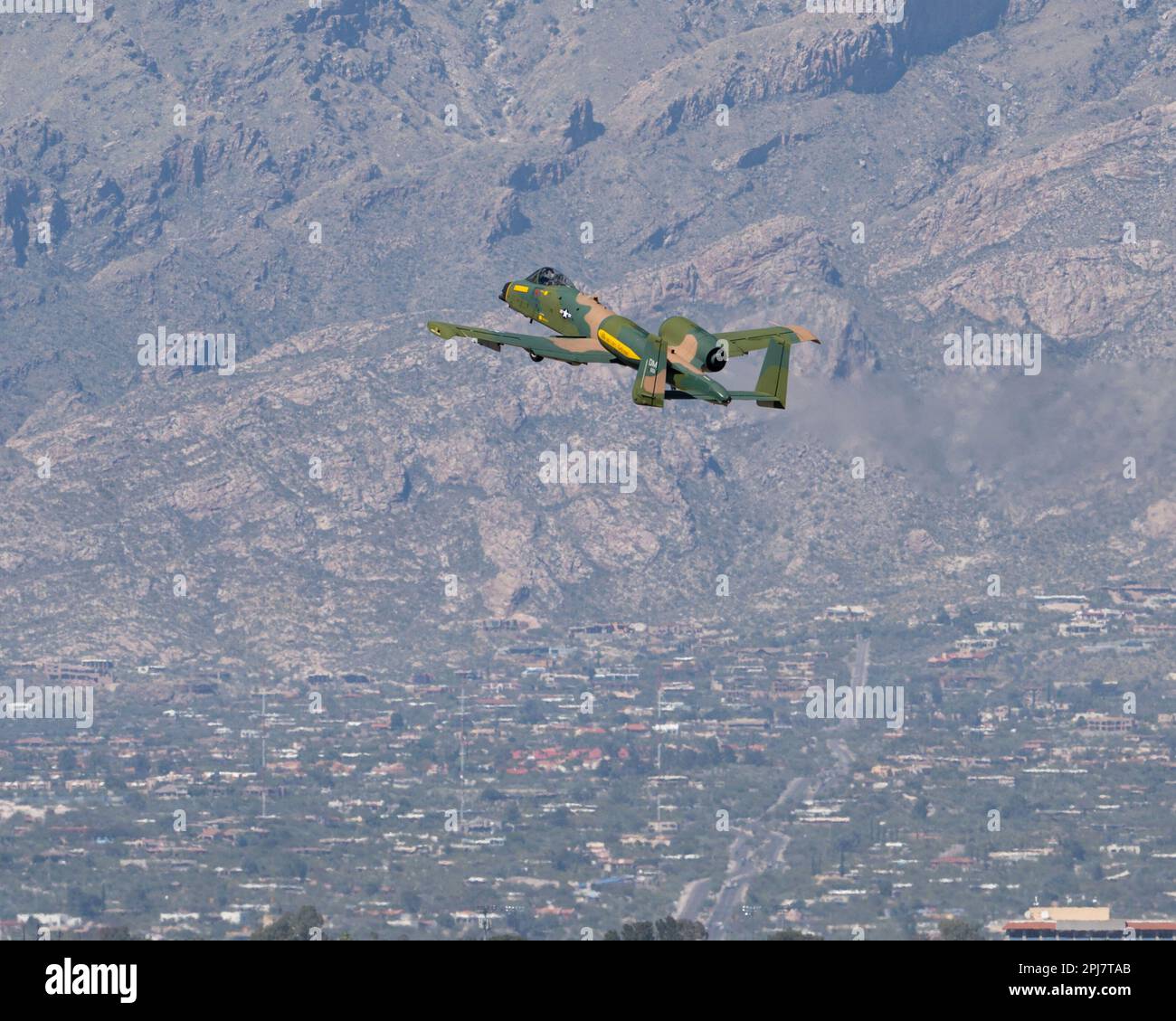 ÉTATS-UNIS Le capitaine de la Force aérienne Lindsay « MAD » Johnson, pilote De L’équipe de démonstration Thunderbolt II A-10C, survole la base aérienne Davis-Monthan, Arizona, 26 mars 2023. Au cours de la représentation, Johnson a présenté différentes manœuvres aériennes, y compris des simulations de tir, mettant en évidence les capacités de l'A-10. (É.-U. Photo de la Force aérienne par le sergent d'état-major Nicholas Ross) Banque D'Images
