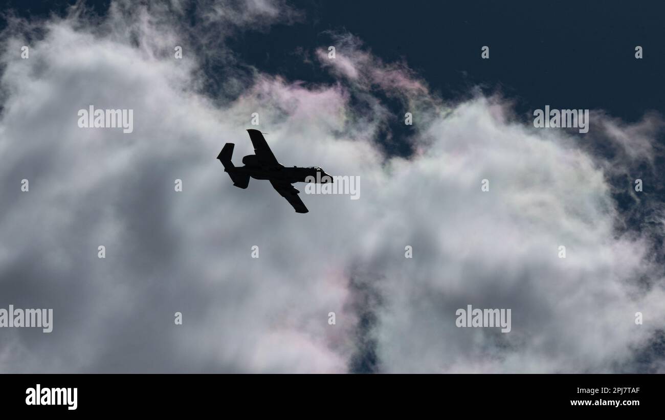 ÉTATS-UNIS Le capitaine de la Force aérienne Lindsay « MAD » Johnson, pilote De L’équipe de démonstration Thunderbolt II A-10C, survole la base aérienne Davis-Monthan, Arizona, 24 mars 2023. Au cours de la représentation, Johnson a présenté différentes manœuvres aériennes, y compris des simulations de tir, mettant en évidence les capacités de l'A-10. (É.-U. Photo de la Force aérienne par le sergent d'état-major Nicholas Ross) Banque D'Images