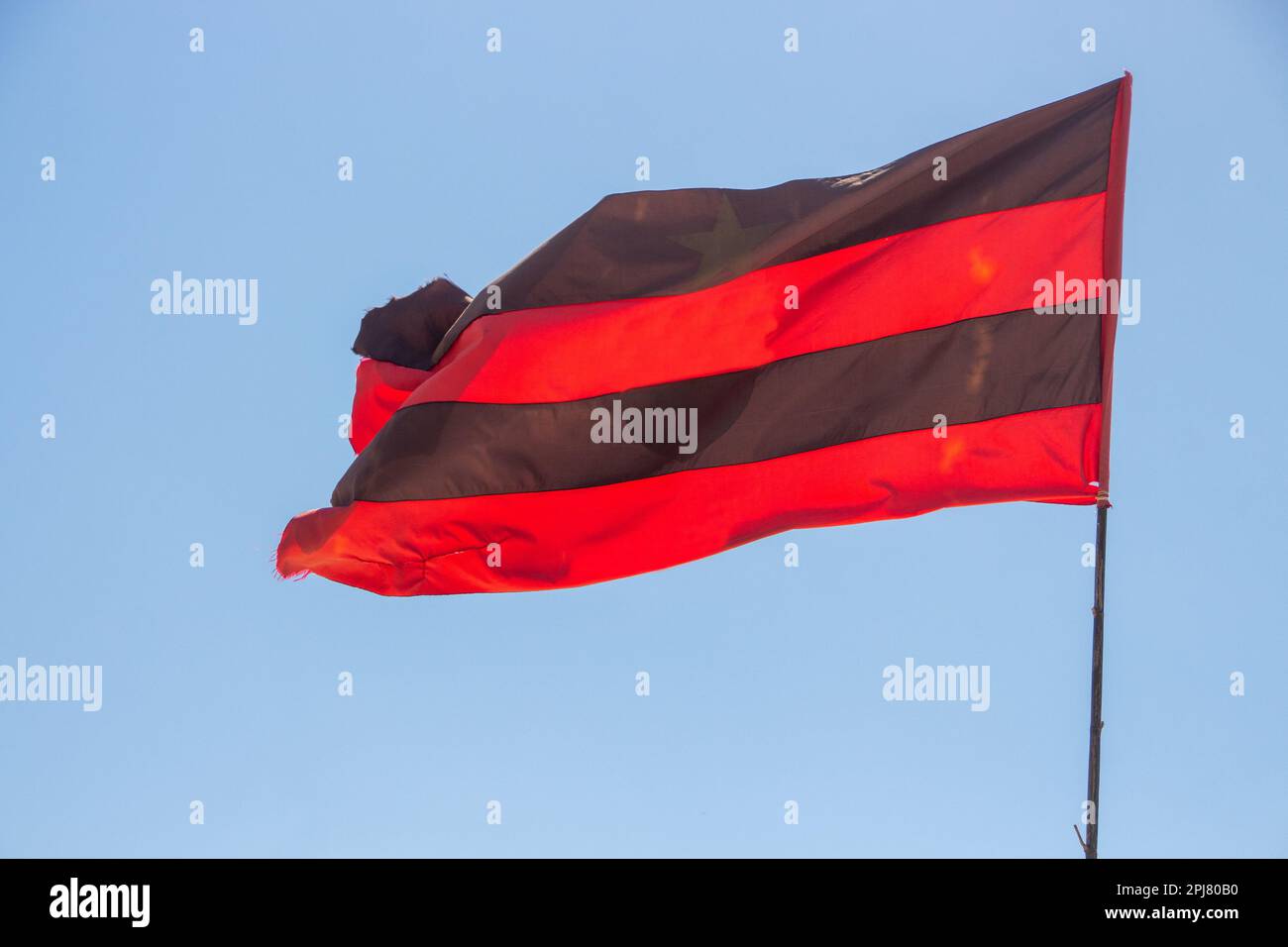 Drapeau aux couleurs noir et rouge en plein air à Rio de Janeiro, Brésil. Banque D'Images
