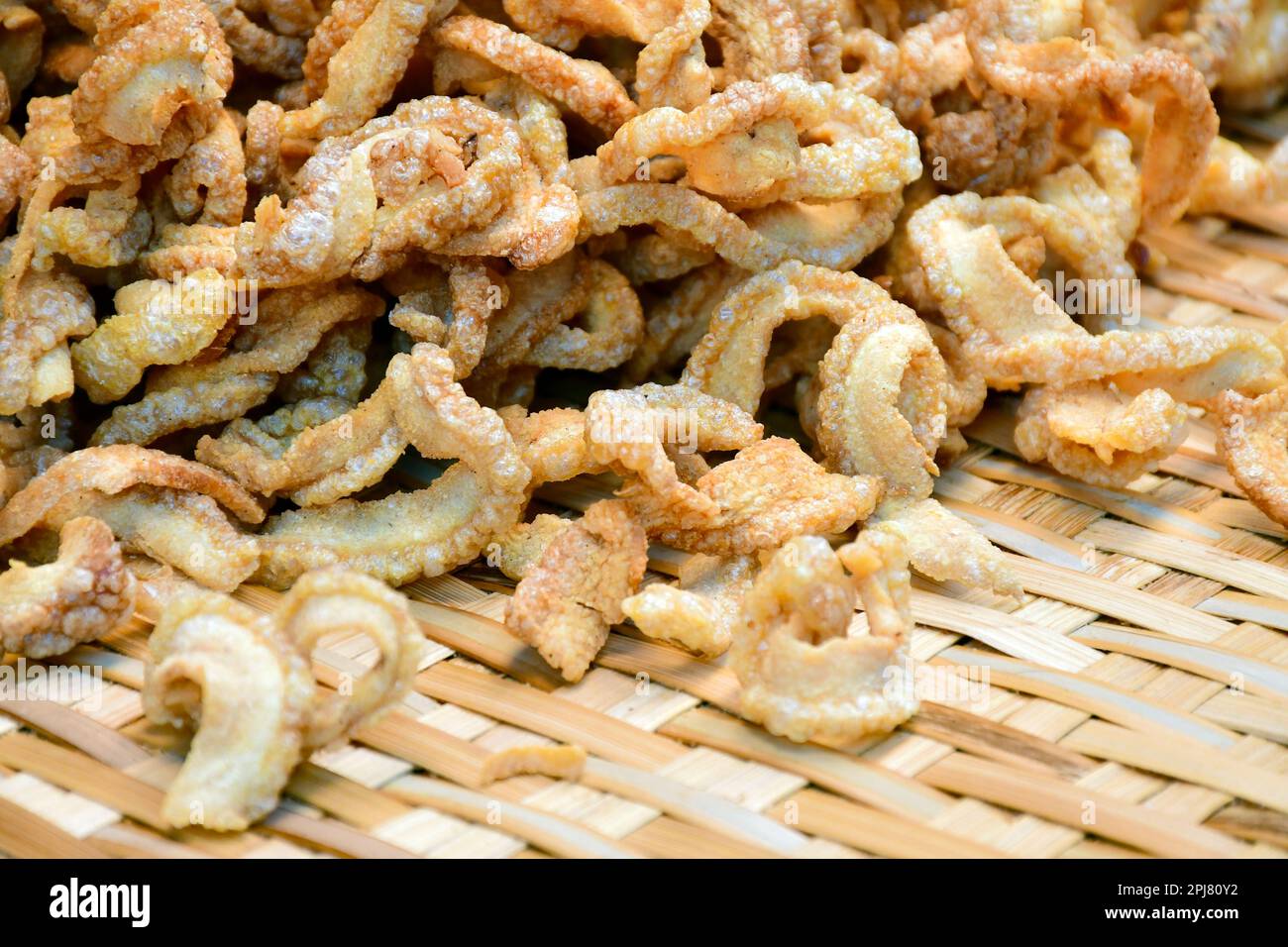 Cuisine thaïlandaise de rue, des rinds de porc ou une peau de porc ...