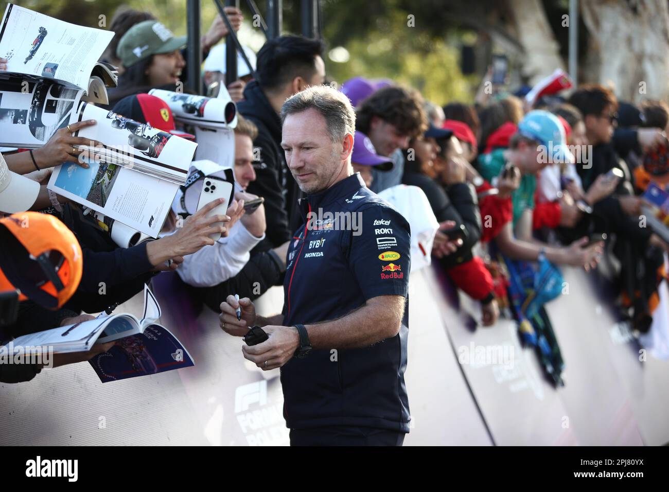 Albert Park, Melbourne, Victoria, Australie. 01st avril 2023. FIA Formula One World Championship 2023 - Formule 1 Rolex Australian Grand Prix - Oracle Red Bull Racing Team Chief Christian Horner pose pour des photos avec des fans sur Melbourne Walk pendant le Championnat du monde de Formule 1 de la FIA 2023 crédit d'image : brett keating/Alay Live News Banque D'Images