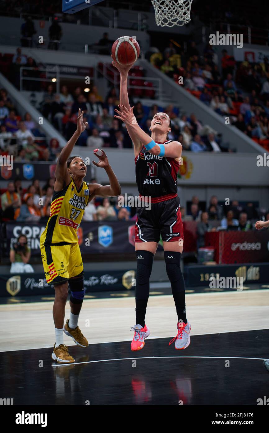 Saragosse, Espagne. 31st mars 2023. Shay Murphy de Spar Girona (L) et Andrijana Cvitkovic de Lointek Gernika Bizkaia (R) en action pendant les quarts de finale de la coupe de la Reine au Pavillon principe Felipe. (Saragosse, quarts de finale de la coupe de la Reine) Lointek Gernika Bizkaia 79:65 Spar Girona Credit: SOPA Images Limited/Alay Live News Banque D'Images