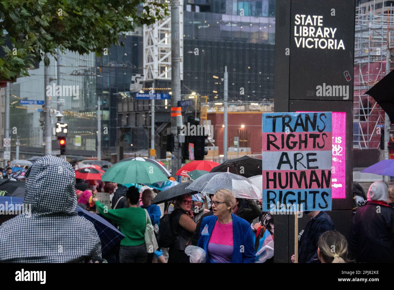 Melbourne, Australie. 31 mars 2023. Des milliers de militants des droits transgenres descendent dans la rue dans les mouillés pour la Journée de la visibilité trans. Credit: Jay Kogler/Alay Live News Banque D'Images