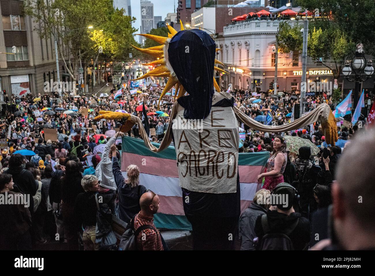 Melbourne, Australie. 31 mars 2023. Des milliers de militants des droits transgenres descendent dans la rue dans les mouillés pour la Journée de la visibilité trans. Credit: Jay Kogler/Alay Live News Banque D'Images
