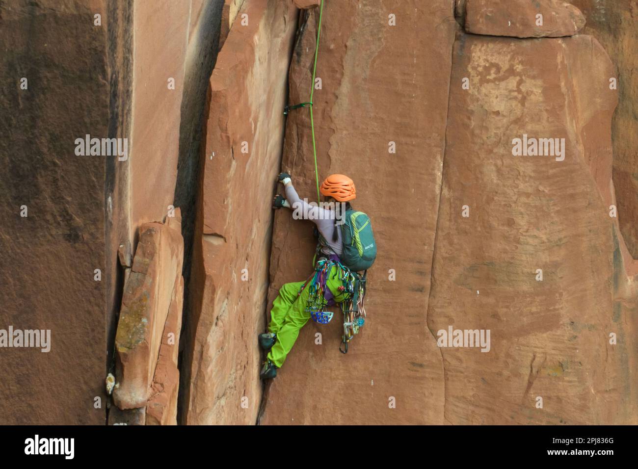 Femme qui fait de l'escalade dans des montagnes reculées en Chine Banque D'Images