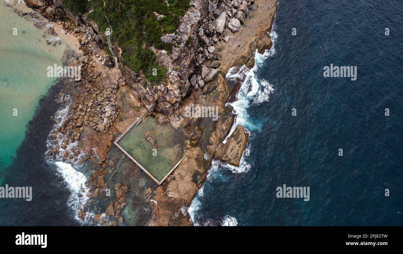 Un tir de drone d'une île dans l'océan pacifique, une piscine de roche avec des rochers sur l'océan et une plage de sable. fond d'océan, destination de vacances. Banque D'Images