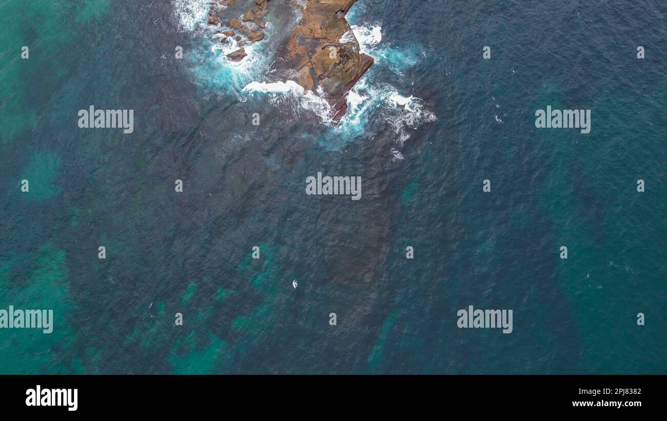 Un tir de drone d'une île dans l'océan pacifique, une piscine de roche avec des rochers sur l'océan et une plage de sable. fond d'océan, destination de vacances. Banque D'Images
