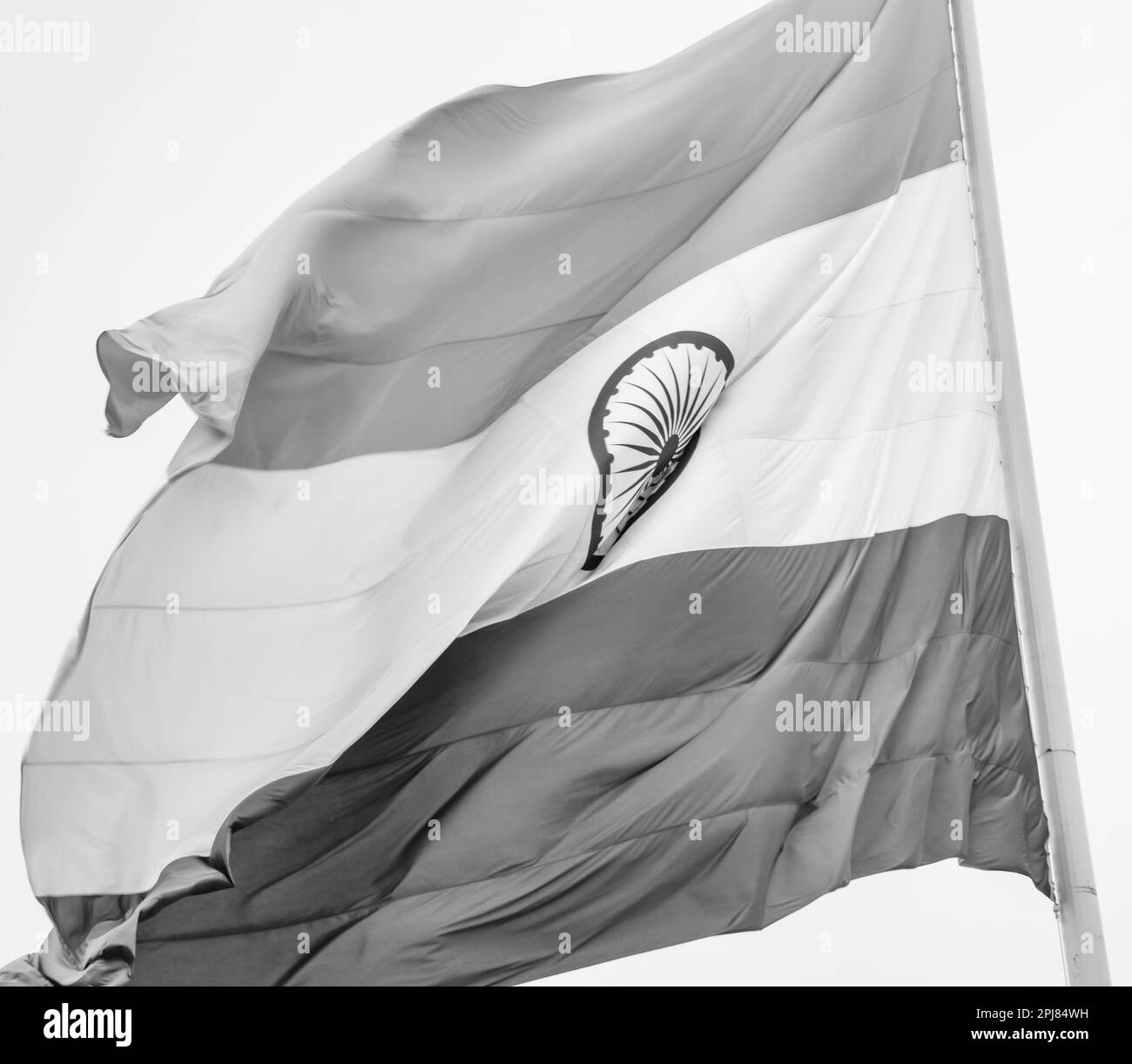 Drapeau de l'Inde en vol haut à Connaught place avec fierté dans le ciel bleu, drapeau de l'Inde en vol, drapeau indien à l'indépendance jour et la République de l'Inde jour, TI Banque D'Images