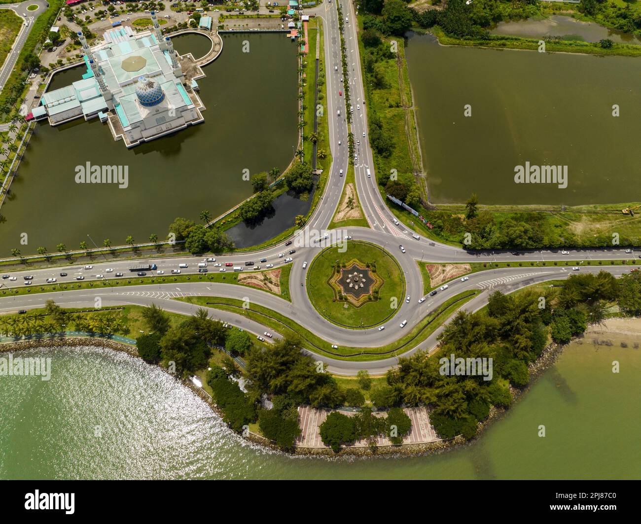 Vue de dessus de la mosquée Bandaraya Kota Kinabalu est la deuxième mosquée principale de Kota Kinabalu. Sabah, Bornéo. Malaisie. Banque D'Images