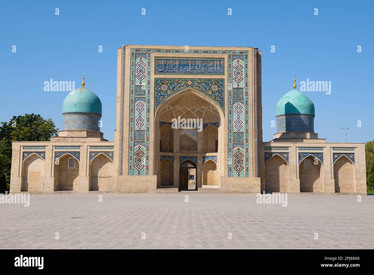 TACHKENT, OUZBÉKISTAN - 031 SEPTEMBRE 2022 : façade de l'ancien Barak Khan Madrasah le jour de septembre Banque D'Images
