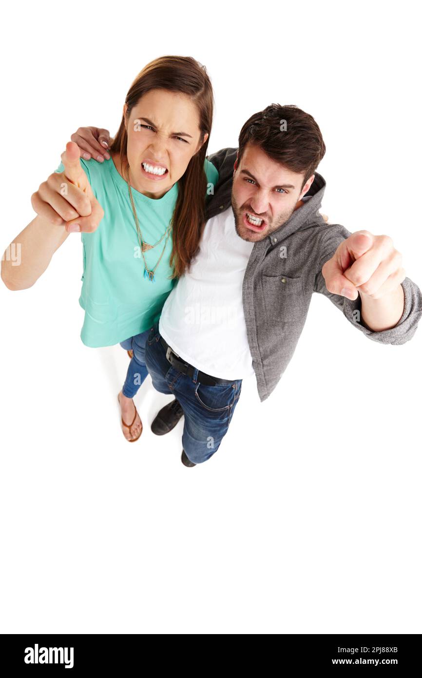 Nous vous responsabilisons. Prise de vue en grand angle d'un jeune couple dans un studio en vous pointant les doigts avec colère. Banque D'Images