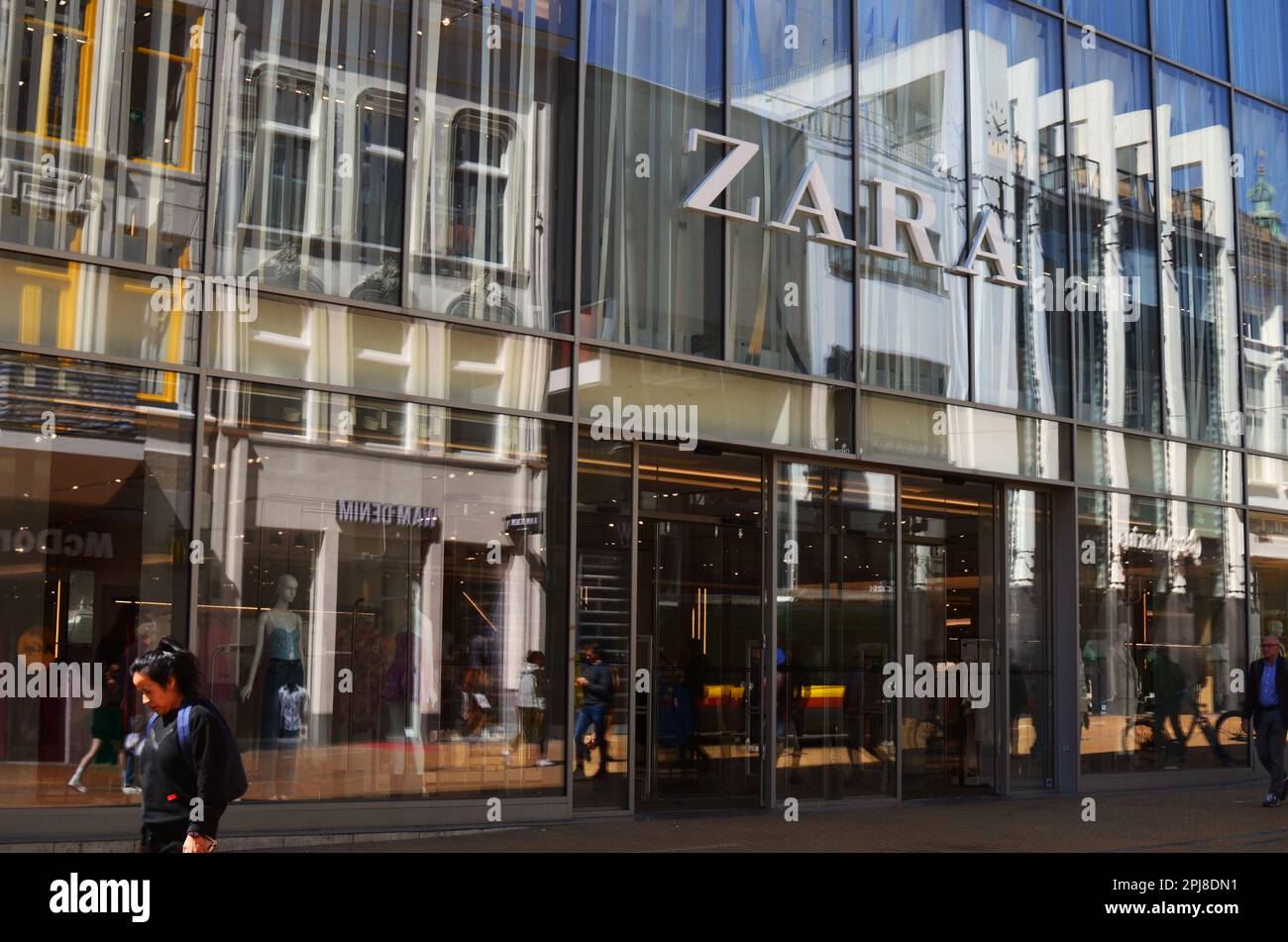 GRONINGEN, PAYS-BAS - 20 AVRIL 2022 : magasin ZARA officiel sur la rue de  la ville Photo Stock - Alamy