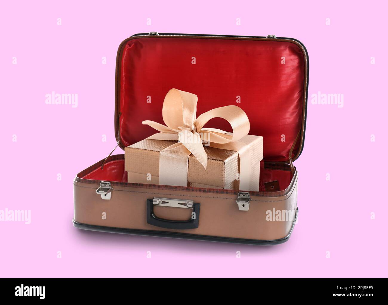 Magnifique boîte cadeau dans une valise rétro sur fond rose Photo Stock -  Alamy