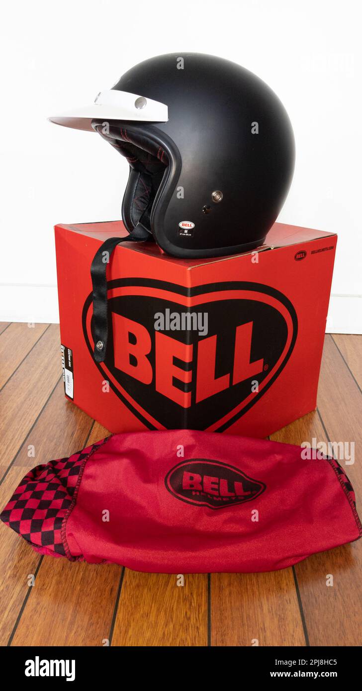 Bordeaux , Aquitaine France - 03 31 2023 : couverture de protection rouge  Bell avec logo et texte signe marque de casque moto american classic of US  Access Photo Stock - Alamy