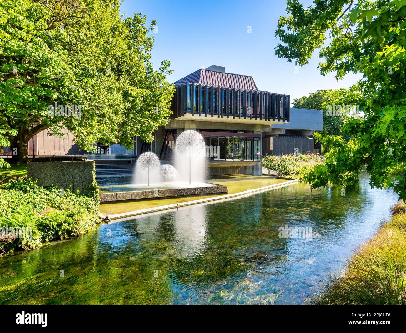 La fontaine Ferrier et une partie de l'hôtel de ville de Christchurch, Nouvelle-Zélande, à côté de l'Avon. Banque D'Images