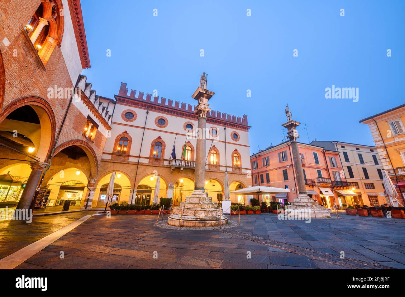 Ravenne, Italie à la Piazza del Popolo avec les colonnes vénitiennes au crépuscule. Banque D'Images