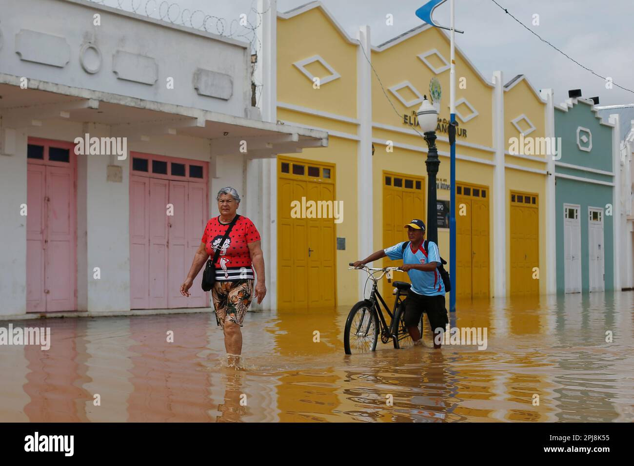 Rio Branco, Brésil. 31st mars 2023. Les gens se sont baigné dans les eaux d'inondation à Rio Branco, Brésil, 31 mars 2023. Les inondations dans la région frontalière du nord-ouest du Brésil ont directement affecté la vie et les biens des résidents locaux des communautés de Rio Branco et le long de la rivière Acre. Credit: Lucio Tavora/Xinhua/Alamy Live News Banque D'Images