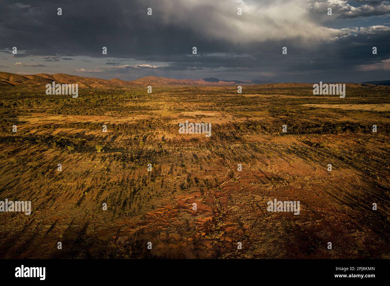 Photo aérienne d'une tempête à l'approche dans la chaîne des MacDonnell Ranges. Banque D'Images