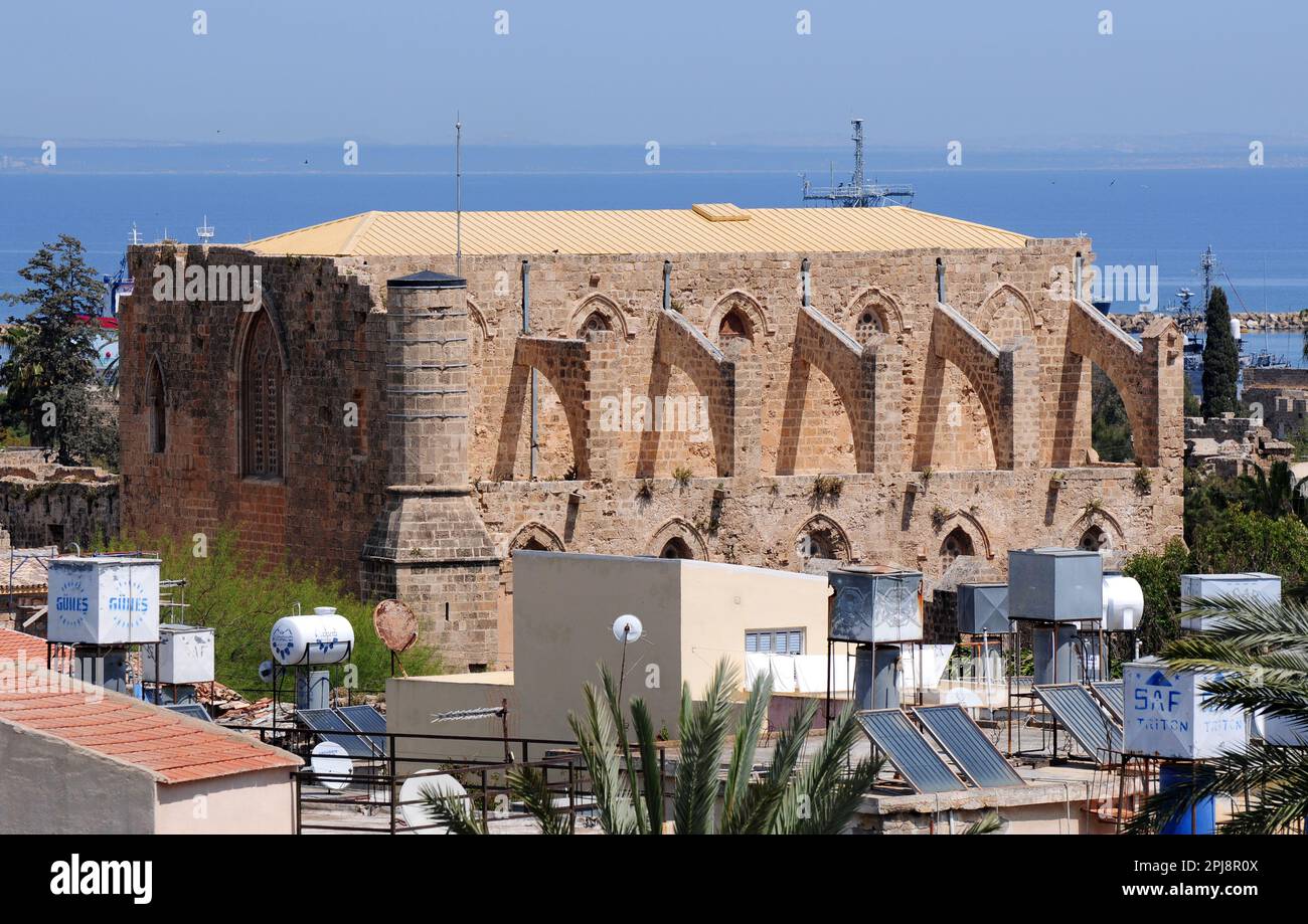 La mosquée Sinan Pasha, située à Famagusta, à Chypre, a été construite en tant qu'église au 14th siècle. Il a été converti en mosquée pendant la période ottomane. Banque D'Images