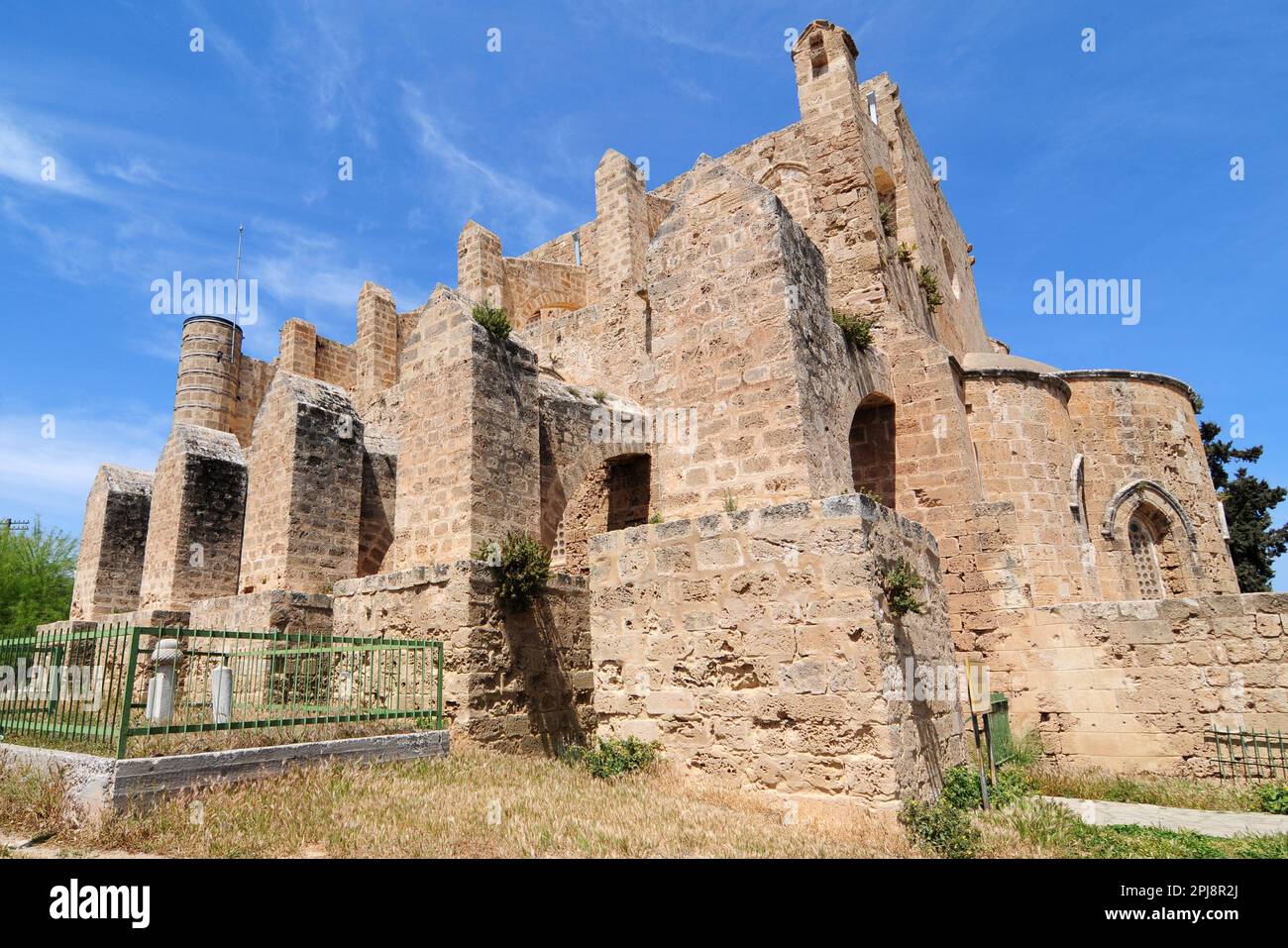 La mosquée Sinan Pasha, située à Famagusta, à Chypre, a été construite en tant qu'église au 14th siècle. Il a été converti en mosquée pendant la période ottomane. Banque D'Images