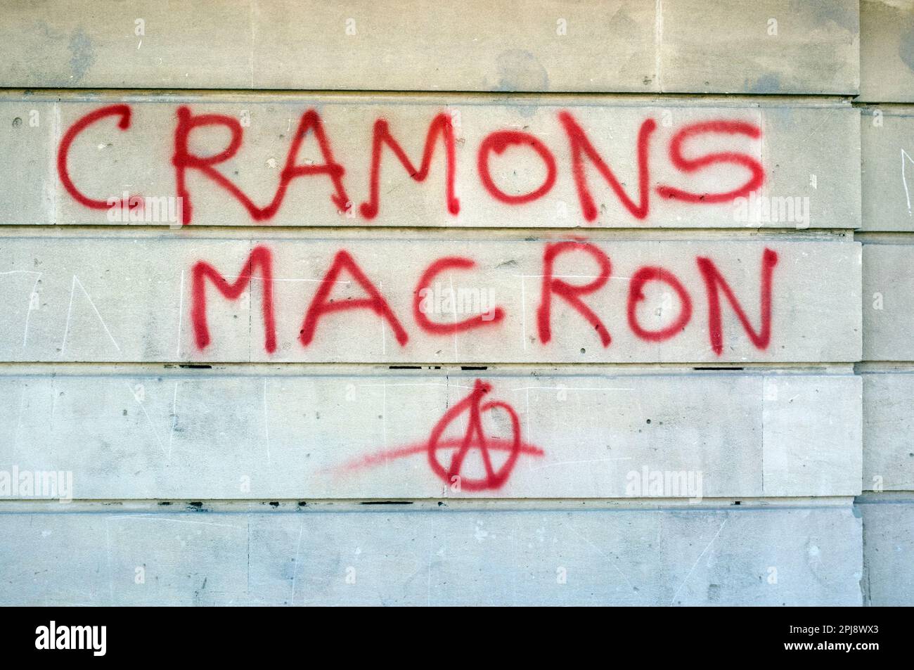 TAG hostile au président Macron sur un mur lors d'une manifestation. Montpellier, Occitanie, France Banque D'Images