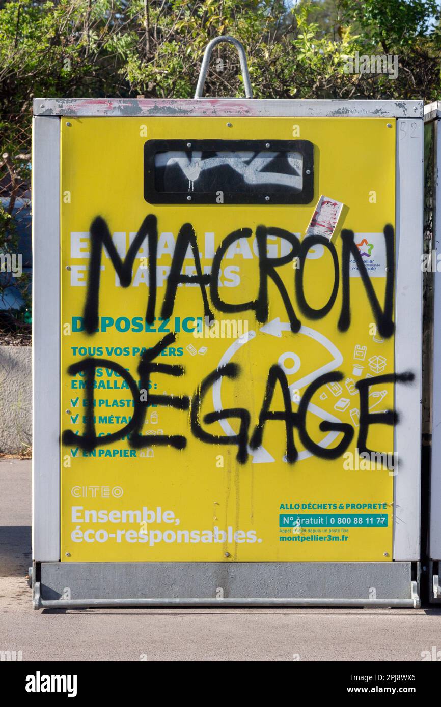 TAG hostile au président Macron sur un container à déchets. Montpellier, Occitanie, France Banque D'Images