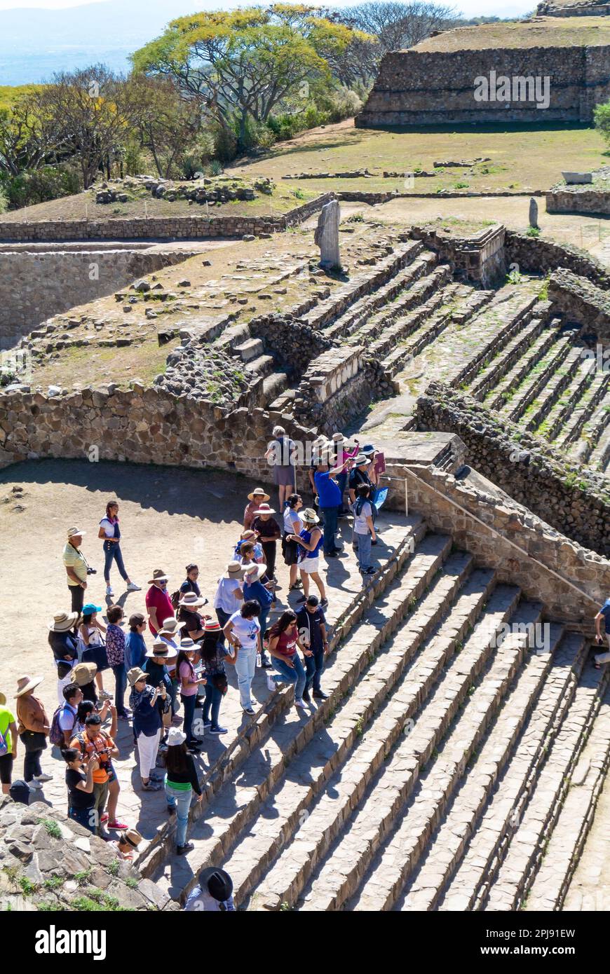 Monte Alban, Oaxaca de Juárez, Mexique, Une vue aérienne sur la pyramide maya de Monte Alban avec les touristes Banque D'Images
