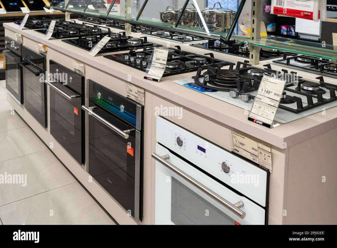 Fours à gaz et électriques, cuisinières et autres appareils ou équipements dans la salle d'exposition du magasin de détail. Minsk, Bélarus, 2023 Banque D'Images