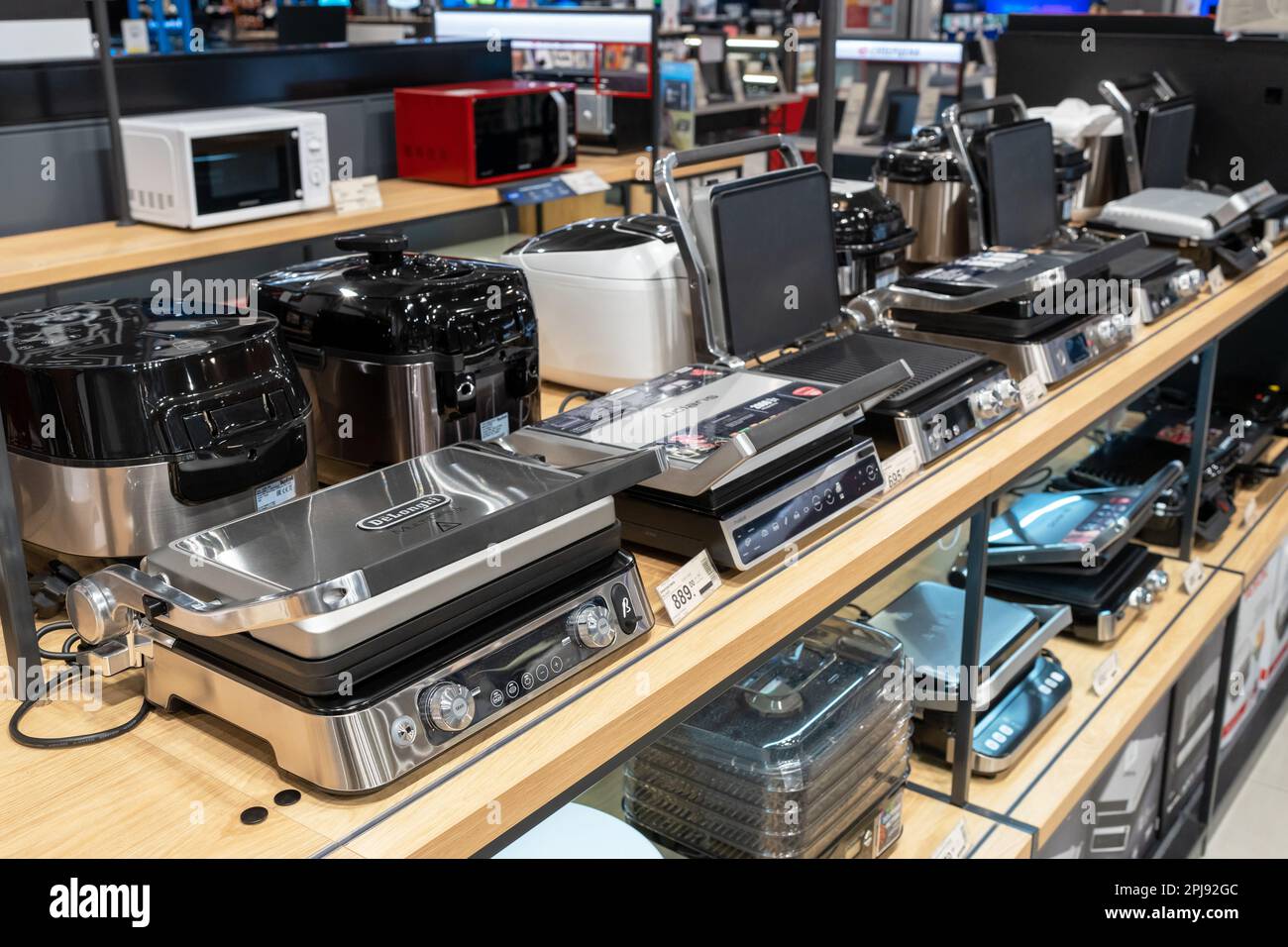 Grils électriques de différents fabricants dans le magasin de l'électronique et des appareils ménagers. Divers types de barbecue au magasin. Minsk, Biélorussie, 2023 Banque D'Images