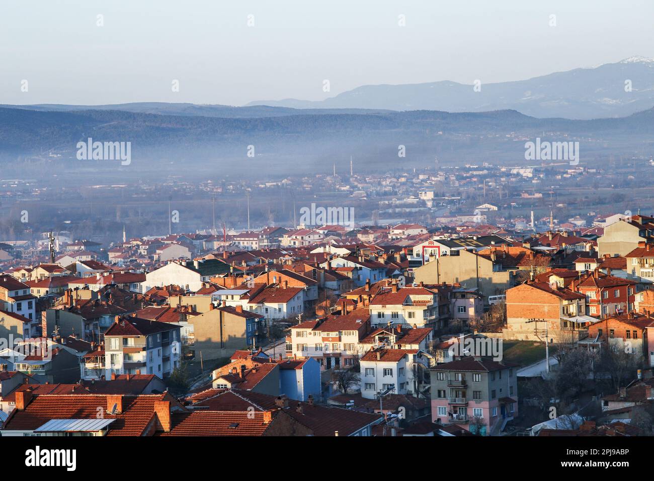 Vue générale de la ville de Kütahya dans le Tav?anl?. La ville diffère de la campagne en termes socio-économiques, culturels, de style de gestion, de population et de produits produits. L'urbanisation, par contre, se produit avec l'augmentation du nombre de villes dans le pays et de la population vivant dans les villes, et la migration des personnes vivant dans les villages vers les villes. L'urbanisation, qui est aussi le reflet du développement social et des changements, entraîne une augmentation du niveau d'industrialisation et du nombre de logements. Urbanisation non planifiée, en raison de l'augmentation de la population t Banque D'Images