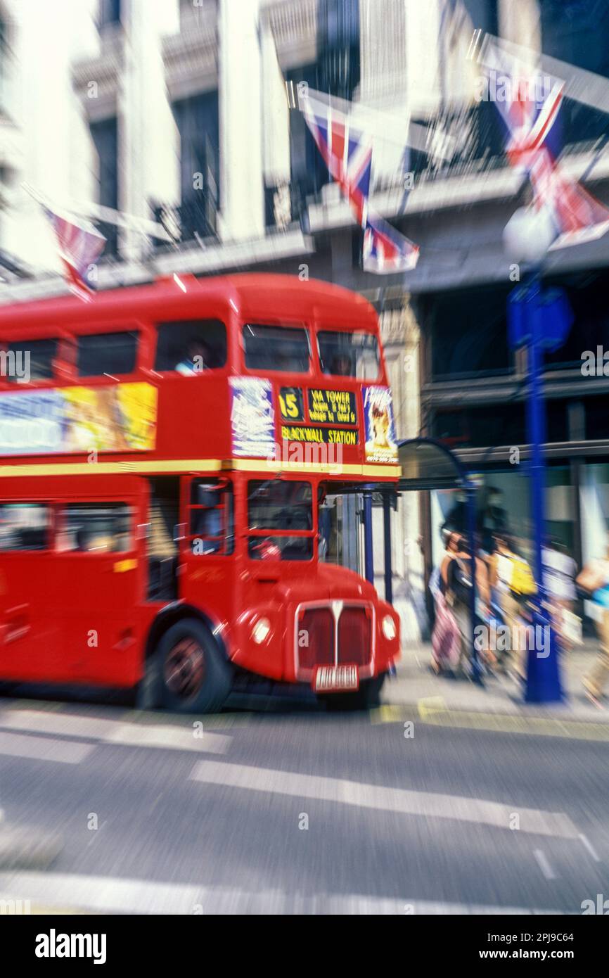 2001 BUS HISTORIQUE AEC ROUGE À IMPÉRIALE ROUTEMASTER (©LONDON TRANSPORT 1956) REGENTS STREET LONDRES ANGLETERRE ROYAUME-UNI Banque D'Images