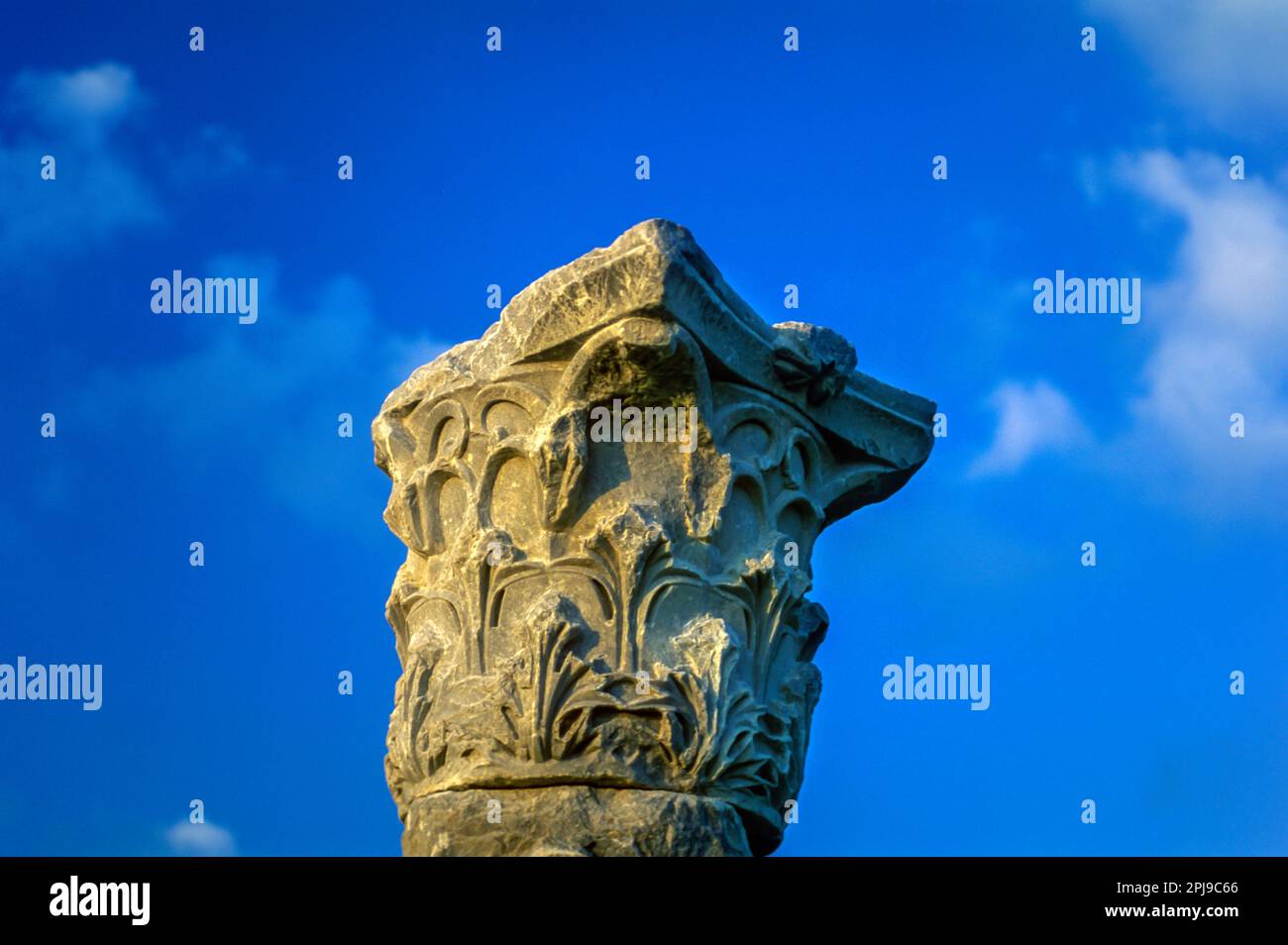 Ruines de la colonne en pierre de style corinthien CÉSARÉE MARITIMA PARC NATIONAL ISRAËL Banque D'Images