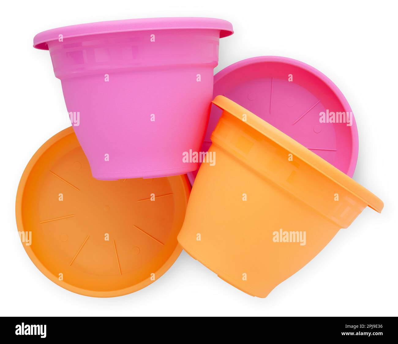 Ensemble de pots de jardinage, pots de jardin colorés en plastique avec assiettes, vue de dessus isolée sur fond blanc avec passe-cheveux. Bannière pour la vente de plantes et Banque D'Images