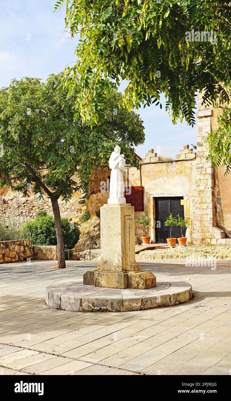 Sculpture de Saint Anthony dans un jardin à Altafulla, Catalogne, Espagne, Europe Banque D'Images