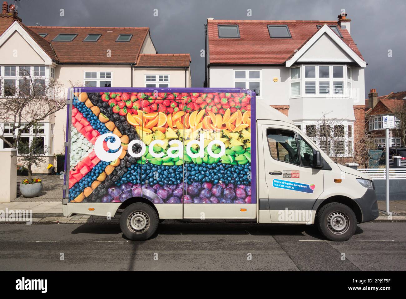 Gros plan de fruits frais sur le côté d'une fourgonnette de livraison Ocado dans une rue de banlieue à Londres, Angleterre, Royaume-Uni Banque D'Images