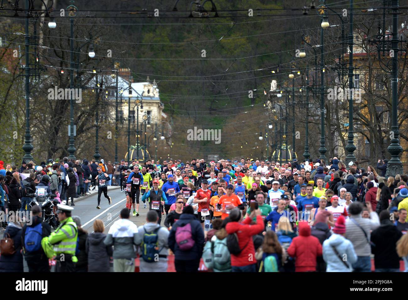 Prague, République tchèque. 1st avril 2023. Un concurrent traverse le centre historique de Prague lors du semi-marathon de Prague en République tchèque, sur 1 avril 2023. (Credit image: © Slavek Ruta/ZUMA Press Wire) USAGE ÉDITORIAL SEULEMENT! Non destiné À un usage commercial ! Crédit : ZUMA Press, Inc./Alay Live News Banque D'Images