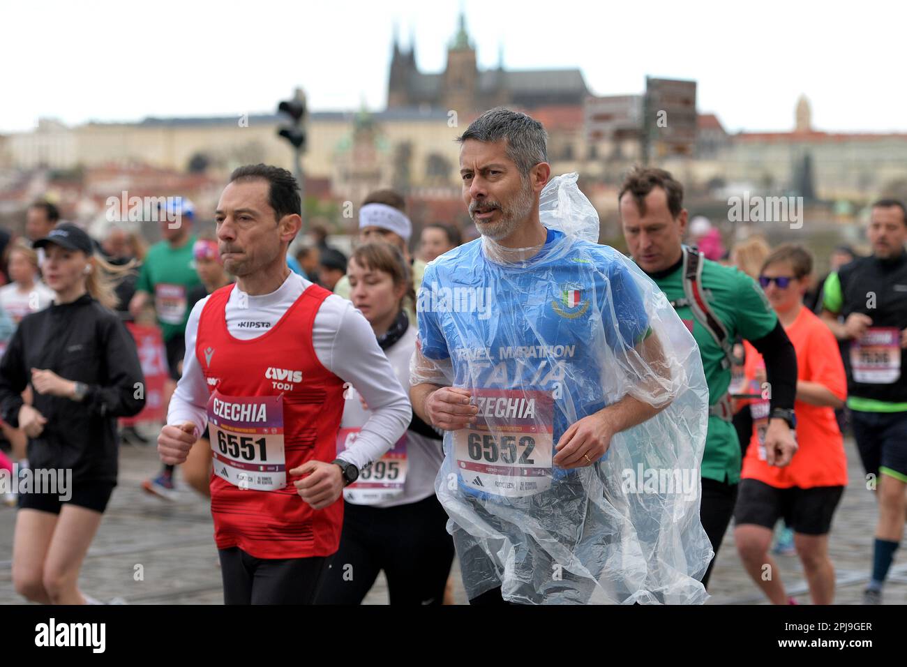 Prague, République tchèque. 1st avril 2023. Un concurrent traverse le centre historique de Prague lors du semi-marathon de Prague en République tchèque, sur 1 avril 2023. (Credit image: © Slavek Ruta/ZUMA Press Wire) USAGE ÉDITORIAL SEULEMENT! Non destiné À un usage commercial ! Crédit : ZUMA Press, Inc./Alay Live News Banque D'Images