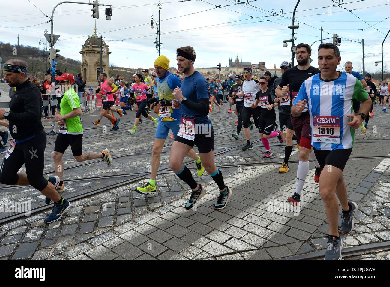 Prague, République tchèque. 1st avril 2023. Un concurrent traverse le centre historique de Prague lors du semi-marathon de Prague en République tchèque, sur 1 avril 2023. (Credit image: © Slavek Ruta/ZUMA Press Wire) USAGE ÉDITORIAL SEULEMENT! Non destiné À un usage commercial ! Crédit : ZUMA Press, Inc./Alay Live News Banque D'Images