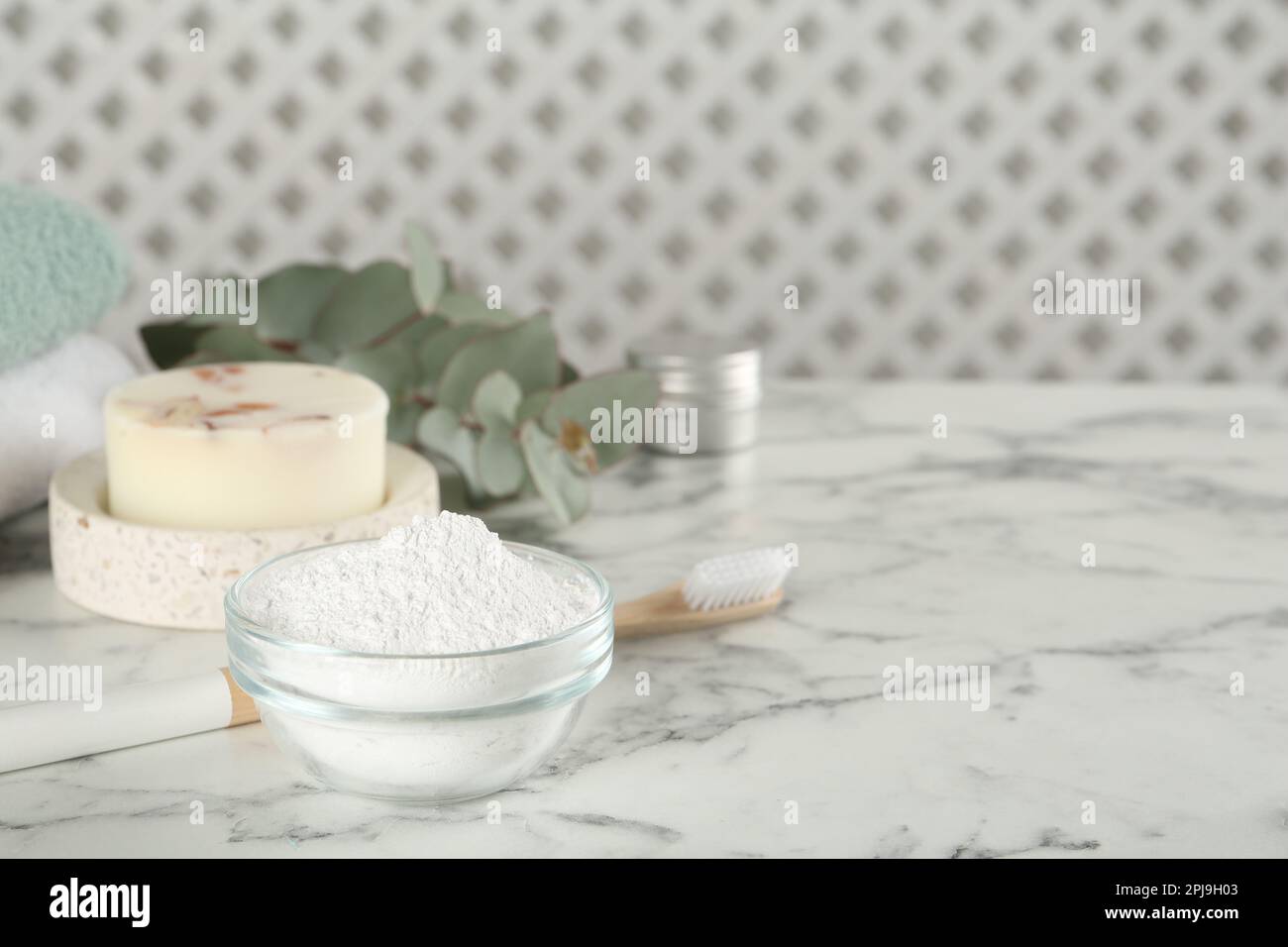 Poudre de dent, brosse et savon sur table en marbre blanc, espace pour le  texte Photo Stock - Alamy