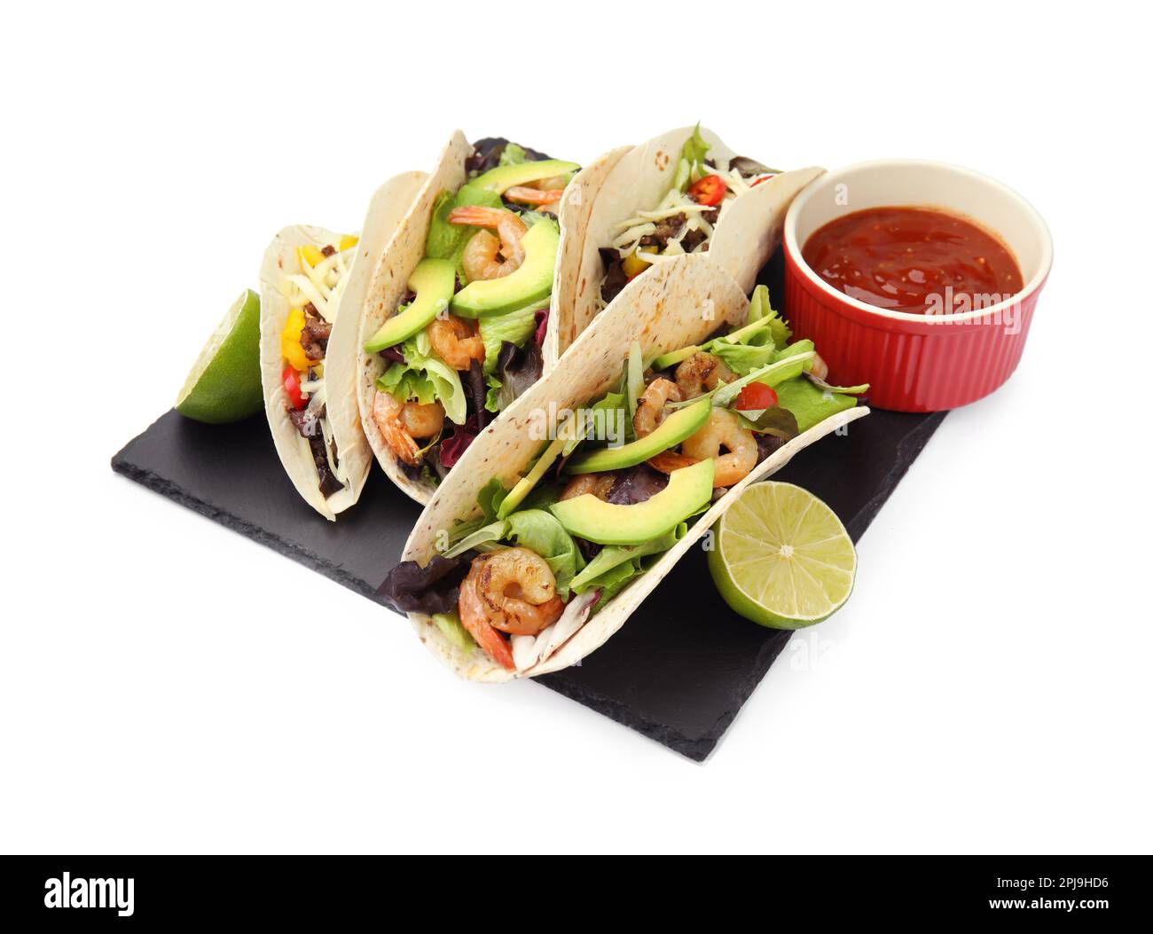 Délicieux tacos, citron vert et sauce sur fond blanc Banque D'Images