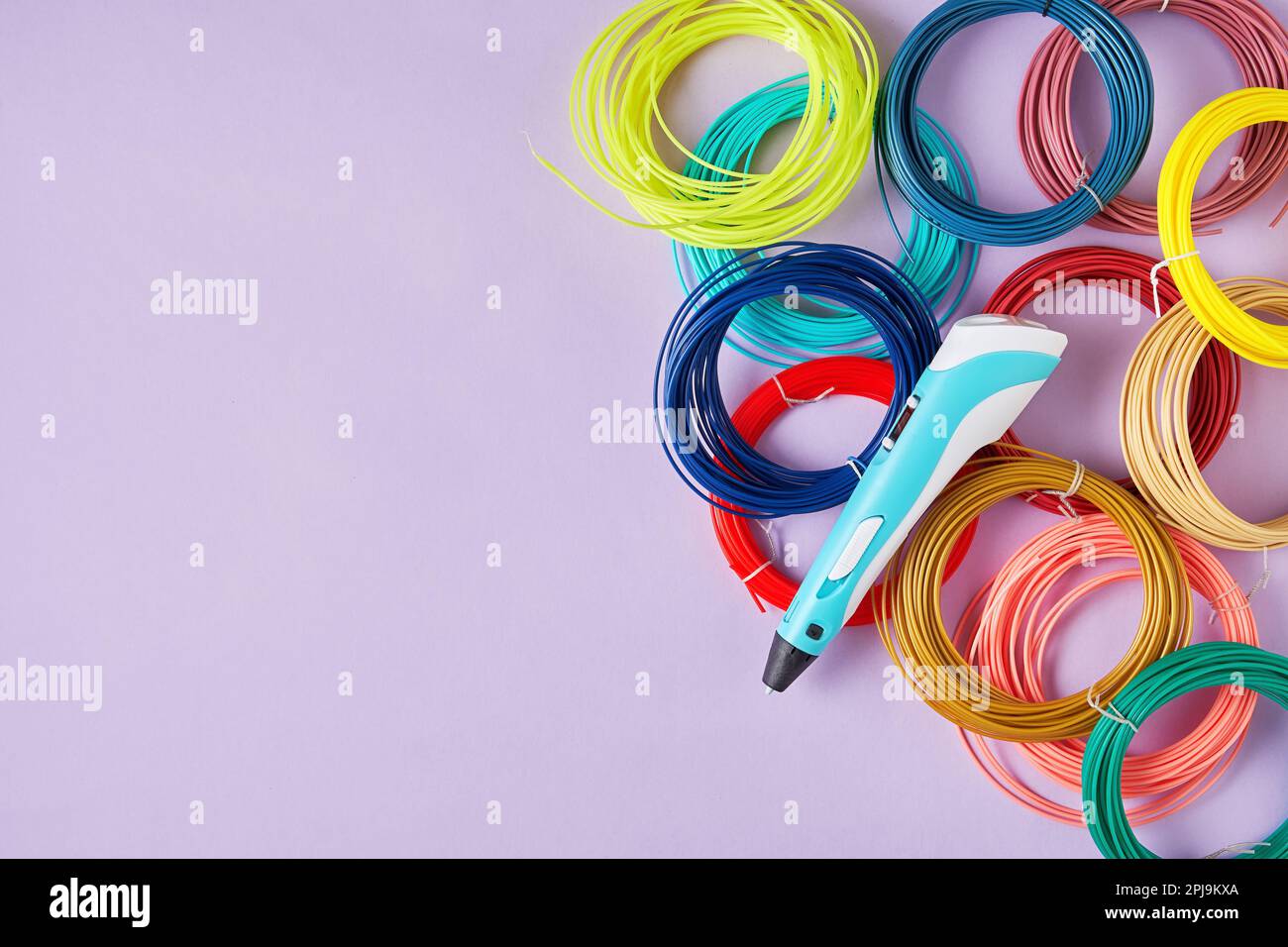 Nouveau stylo 3D pour enfants avec un tas de cercles en plastique multicolores. Activités de loisirs et de loisirs. Modèle avec espace de copie pour le texte Banque D'Images