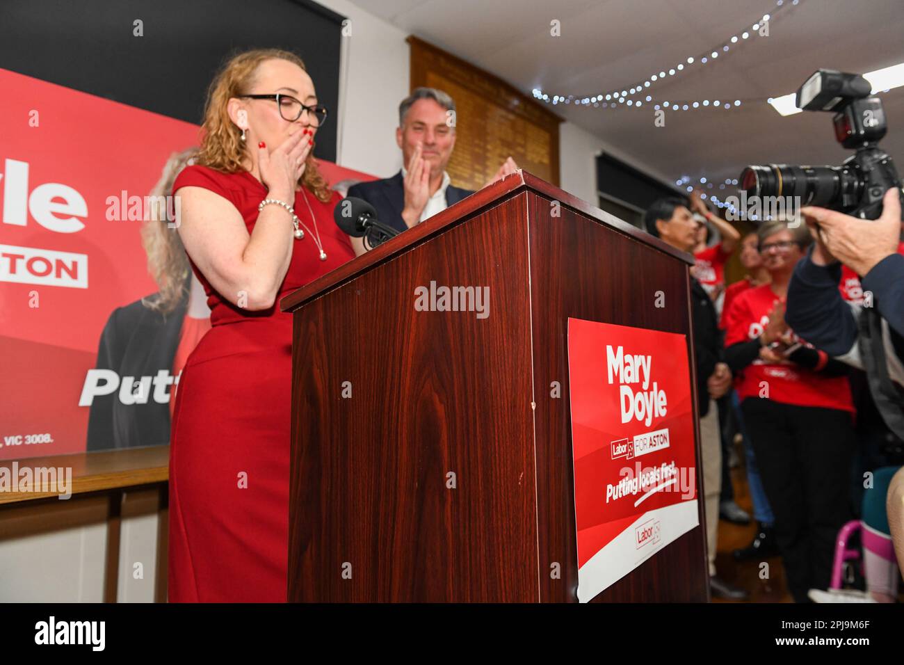 Aston, Australie, 1 avril 2023. Mary Doyle, députée, monte sur le podium avec le député Richard Marles alors qu'elle revendique la victoire devant les partisans après avoir remporté le siège d'Aston pour ALP avec 54% des voix n, Melbourne Australie. Crédit : Michael Currie/Speed Media/Alay Live News Banque D'Images