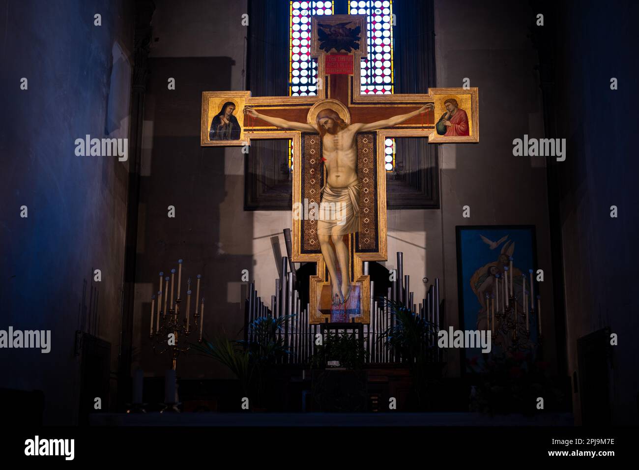 Crucifix en bois attribué à Giotto ou à son école à San Felice dans l'église Piazza près du palais Pitti à Oltrarno, Florence, Italie Banque D'Images