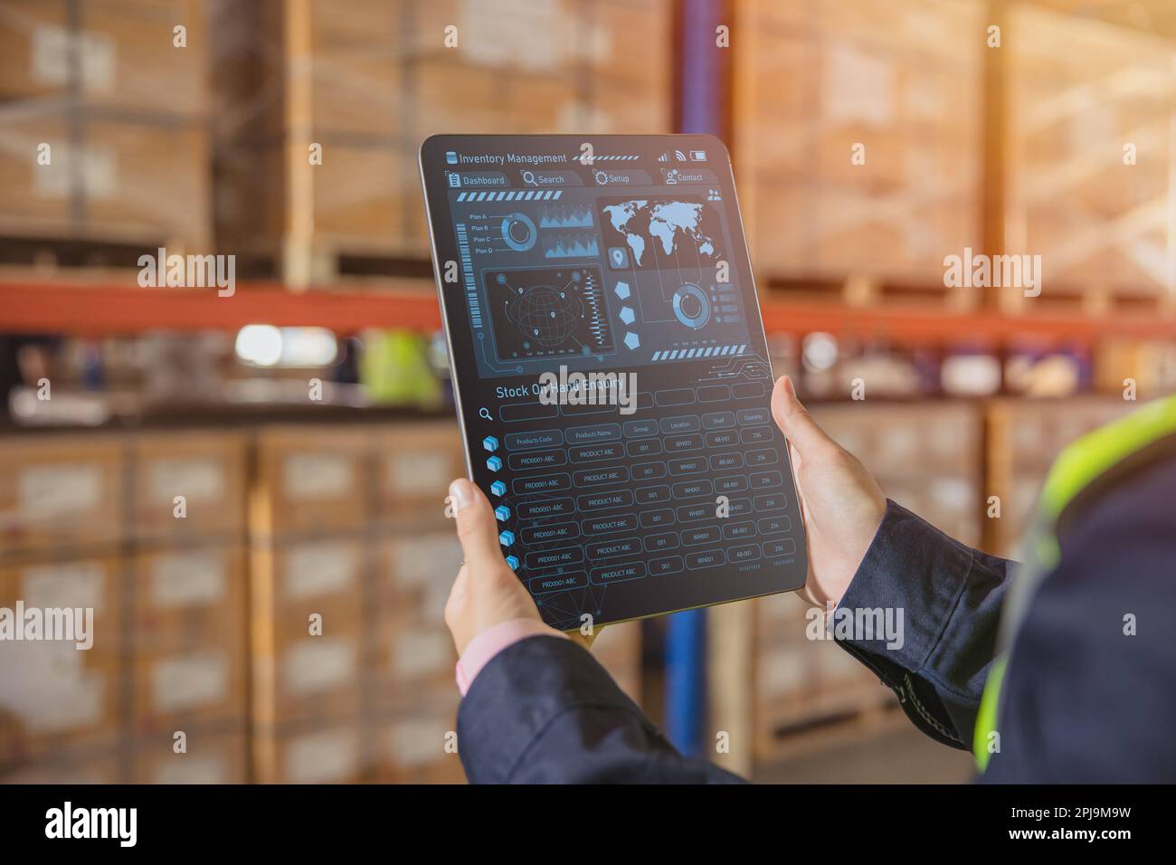 Système de gestion d'entrepôt intelligent pour la surveillance en temps réel de l'expédition du stockage des produits. Écran de la logistique informatique affichant le tableau de bord des stocks Banque D'Images