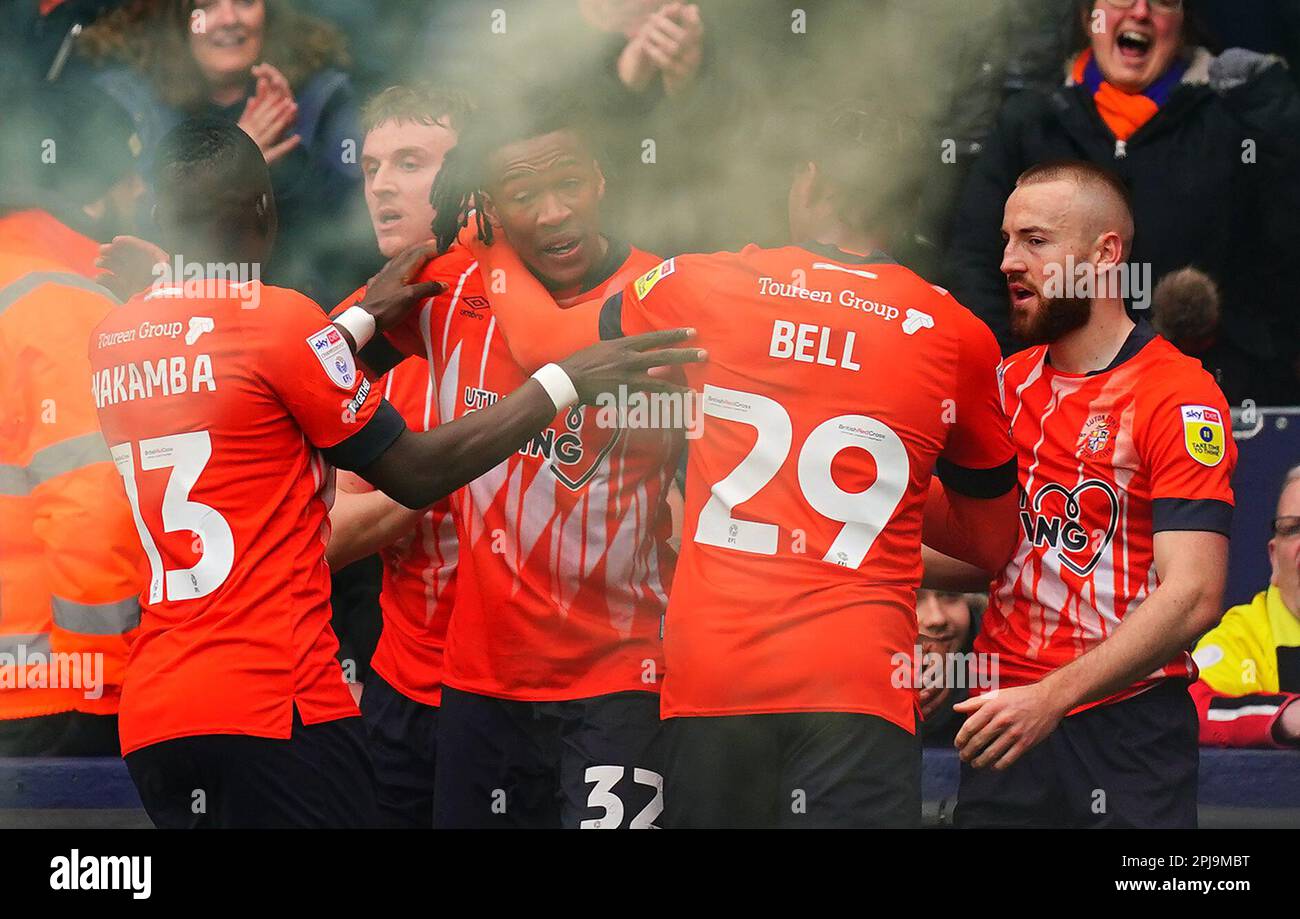 Gabriel Osho (au centre) de Luton Town célèbre avec des coéquipiers après avoir marqué le premier but de leur côté lors du match du championnat Sky Bet à Kenilworth Road, Luton. Date de la photo: Samedi 1 avril 2023. Banque D'Images