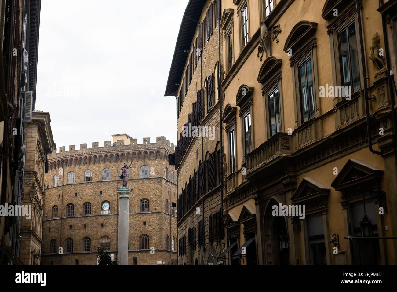 Colonna di Giustizia dans Pizza di Santa Trinita, une colonne des thermes de Caracalla à Rome. Cadeau de Cosimo I au Pape Pie IV Banque D'Images