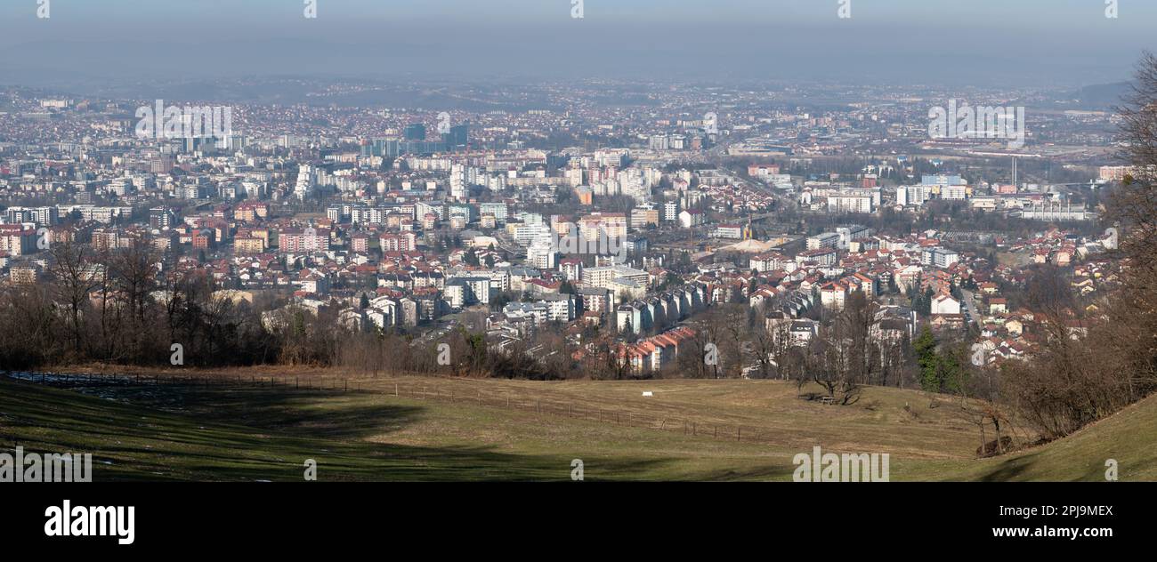 Vue panoramique sur la ville de Banja Luka, les collines s'estompent dans la brume, pollution de l'air dans la ville Banque D'Images