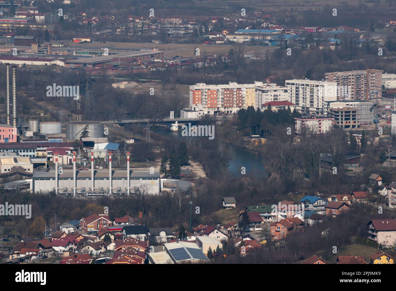 Paysage urbain de la ville de Banja Luka pendant la journée ensoleillée et le fleuve Vrbas dans la colonie Novi Borik Banque D'Images