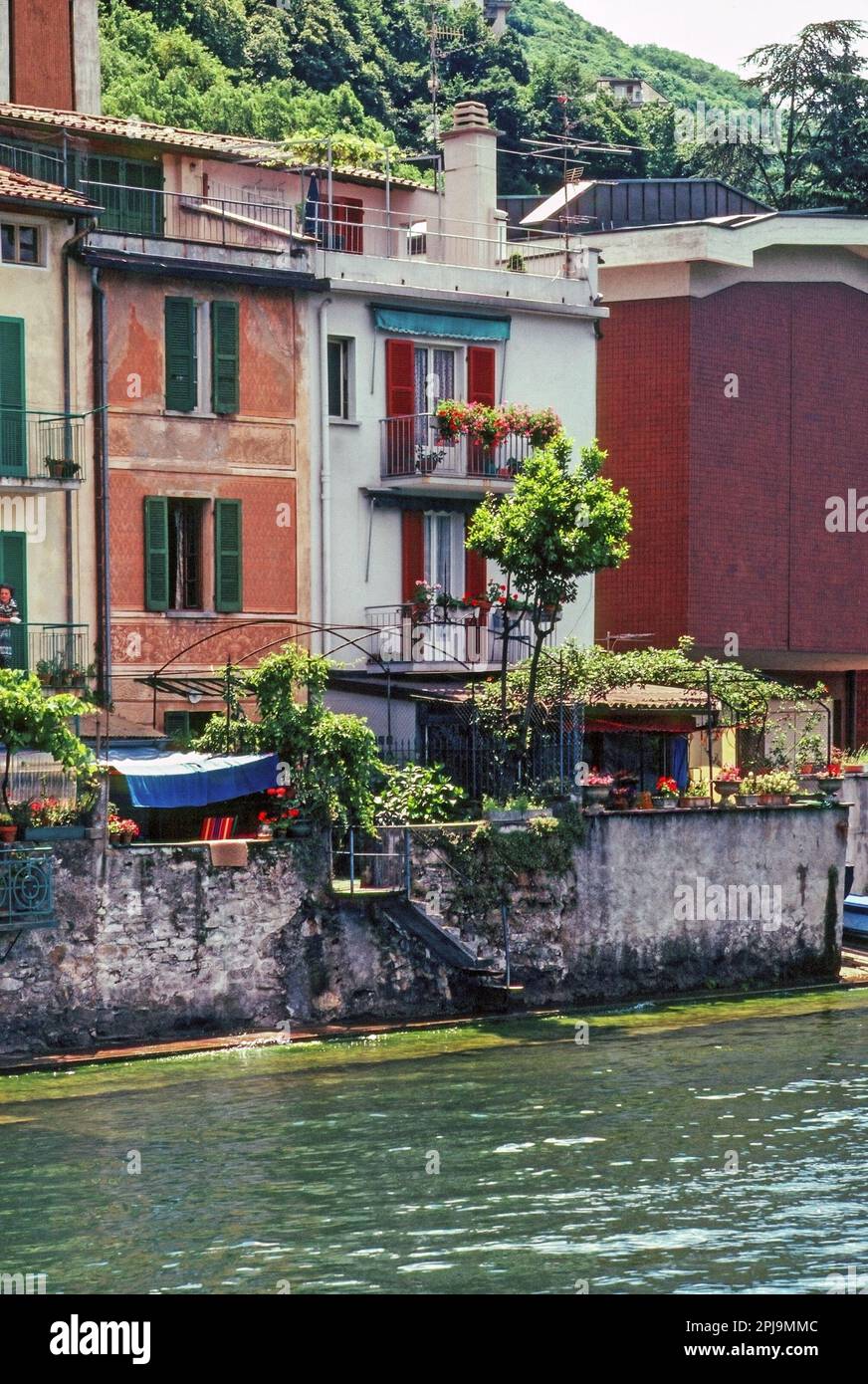 Maisons sur les rives du lac de Lugano Banque D'Images