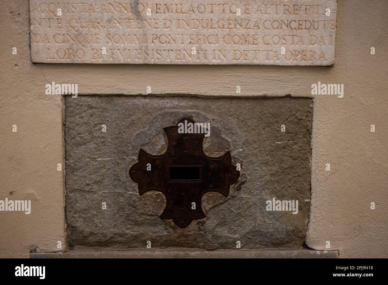 Fentes étroites pour les alms. San Martino del Vescovo, Florence Banque D'Images